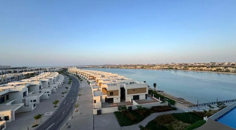 🏝️✨ شقة أنيقة من غرفة نوم واحدة بإطلالة على الماء ومرافق 🌊🏊‍♂️63863770275842111