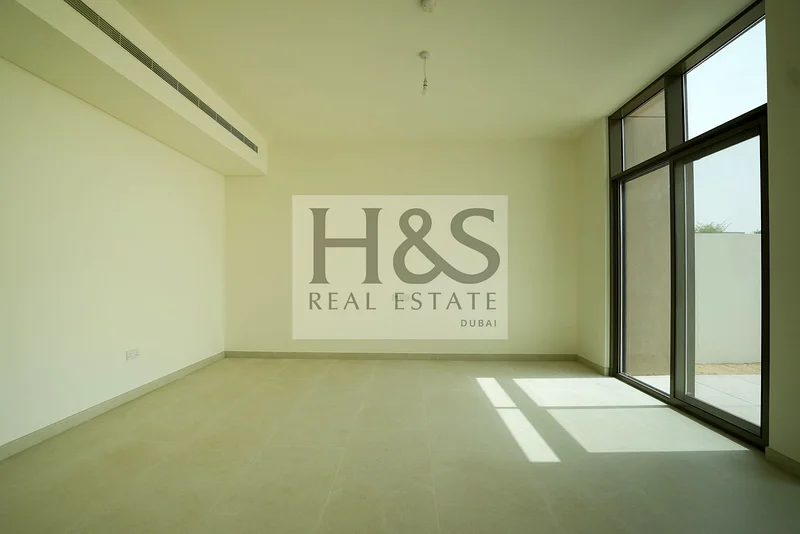 مقابل نادي كلوب هاوس مباشرةً، بإطلالة كاملة على الحديقة وحوض السباحة63762512640642114
