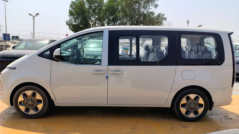 Hyundai Staria - 2026 - 3.5L - 11 seater - GCC - fully loaded63406898640387114