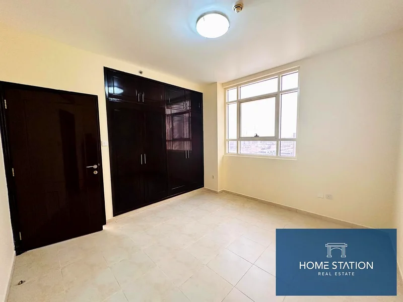 شقة بدون مبرد | طابق عالي | شرفة | بالقرب من مول الإمارات | شاغرة وجاهزة للانتقال فورًا63743699880705112