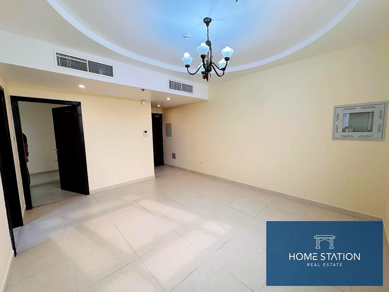 شقة بدون مبرد | طابق عالي | شرفة | بالقرب من مول الإمارات | شاغرة وجاهزة للانتقال فورًا63743699880705110