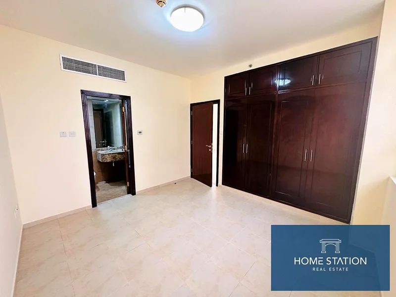 شقة بدون مبرد | طابق عالي | شرفة | بالقرب من مول الإمارات | شاغرة وجاهزة للانتقال فورًا63743699880705111