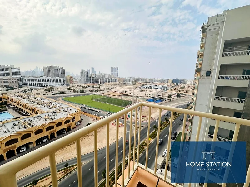 شقة بدون مبرد | طابق عالي | شرفة | بالقرب من مول الإمارات | شاغرة وجاهزة للانتقال فورًا63743699880705113
