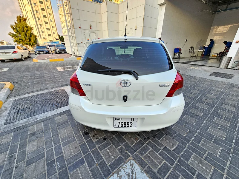 تويوتا ياريس هاتشباك مع استهلاك وقود ممتاز63484537506435111