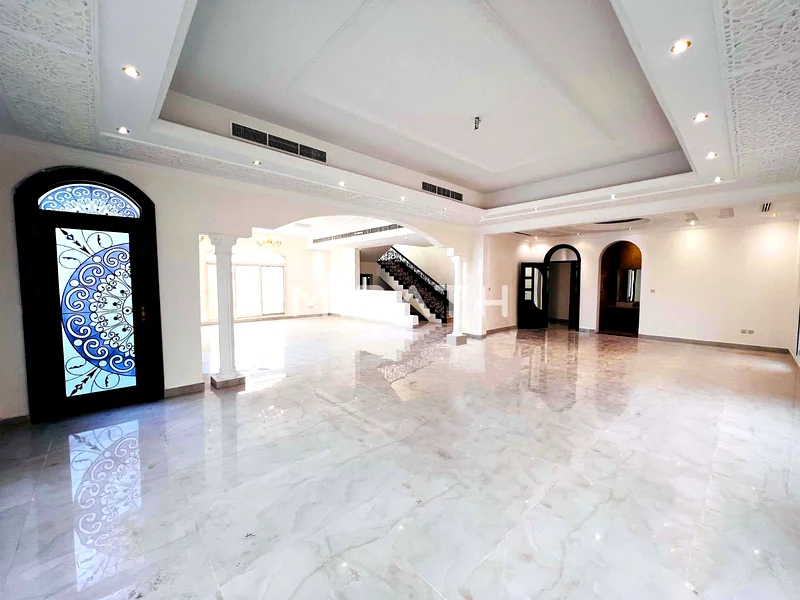 فيلا واسعة مكونة من 5 غرف نوم مع حديقة | موقع ممتاز63743216719233113