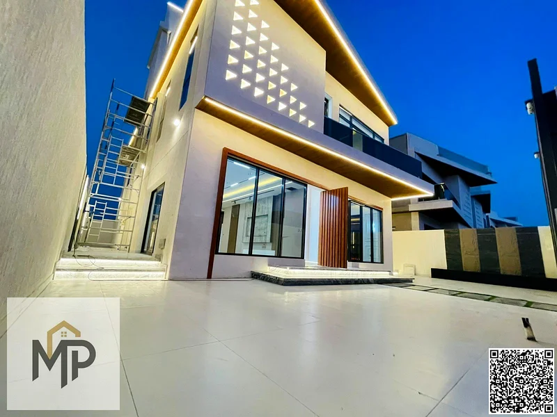 فرصة ذهبية بتشطيبات مميزة وتصميم ممتاز في منطقة الهيليو 2 مقابل مجتمع أزها.63895010025474113