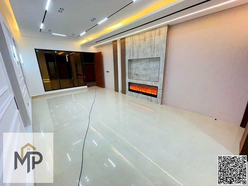فرصة ذهبية بتشطيبات مميزة وتصميم ممتاز في منطقة الهيليو 2 مقابل مجتمع أزها.63895010025474114