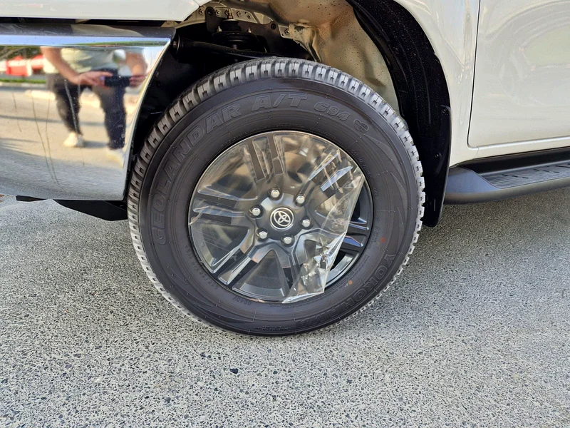 تويوتا هيلوكس 2.7 لتر بنزين 4x4 جي إل إكس إس كاملة المواصفات أوتوماتيك مع ضاغط هواء وكاميرا حية موديل 202563488078885379114