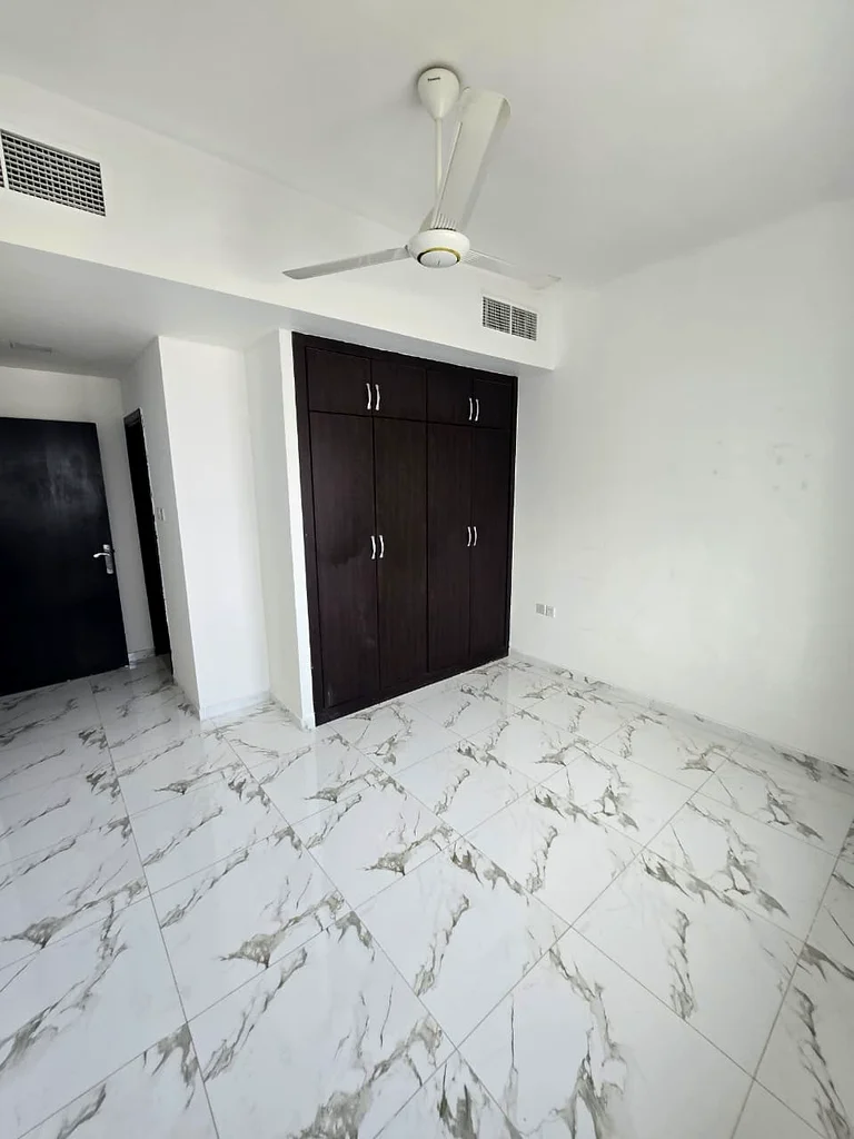 Two rooms, a hall with a balcony, three bathrooms, and built-in wardrobes63720414387329110