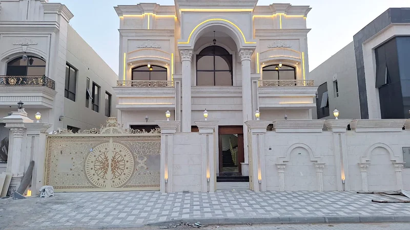 للبيع، فيلا كلاسيكية - تشطيبات عالية الجودة - تشمل مكيفات الهواء - على شارع رئيسي - موقع مميز جدًا - بدون رسوم سنوية63877480441091111