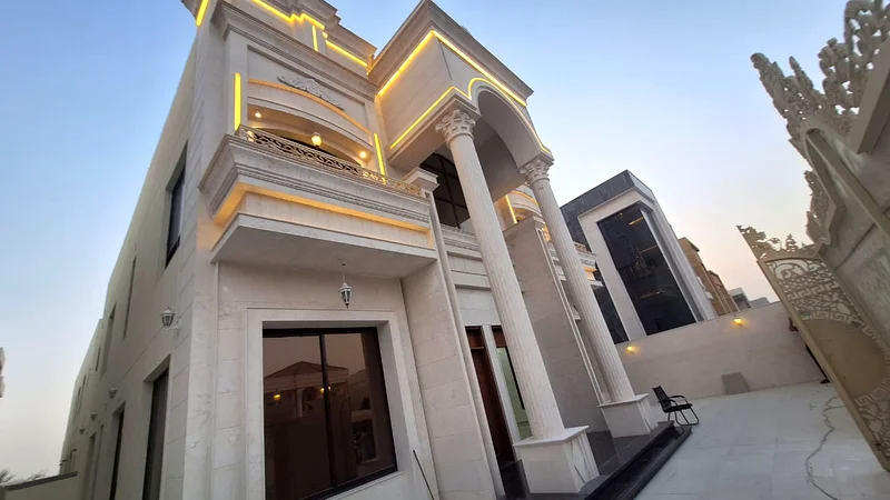 للبيع، فيلا كلاسيكية - تشطيبات عالية الجودة - تشمل مكيفات الهواء - على شارع رئيسي - موقع مميز جدًا - بدون رسوم سنوية63877480441091113