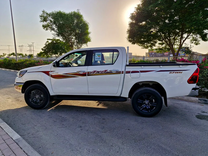 تويوتا هيلوكس 2.7 لتر بنزين 4x4 جي إل إكس إس كاملة المواصفات أوتوماتيك مع ضاغط هواء وكاميرا حية موديل 202563488078885379112