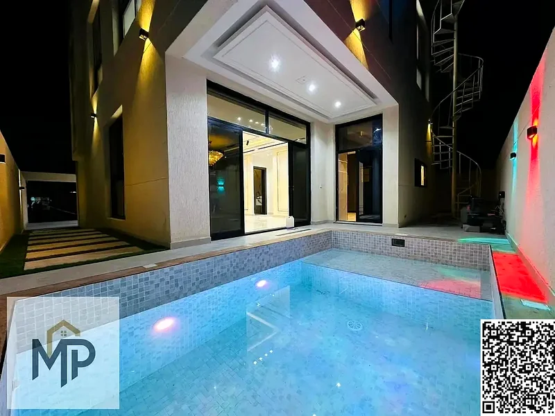 For sale, a modern villa with a stone facade, including registration fees, close to the mosque and services, with a swimming pool.63894745771779112