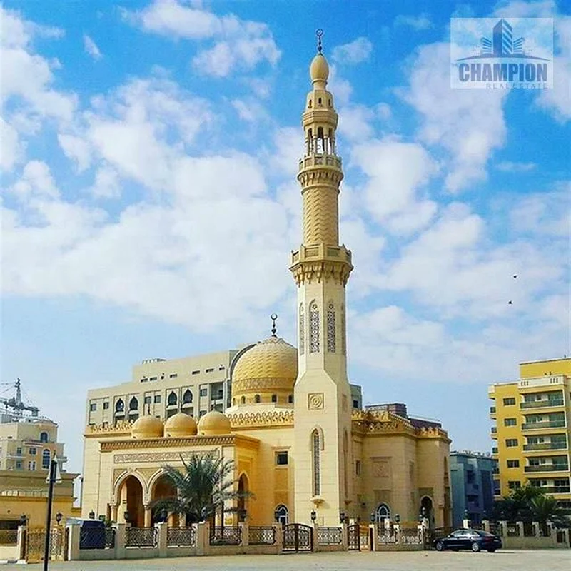 شقة بغرفة نوم واحدة بجانب المسجد بحجم جيد مع شرفة ومواقف سيارات مجانية63730053465218110