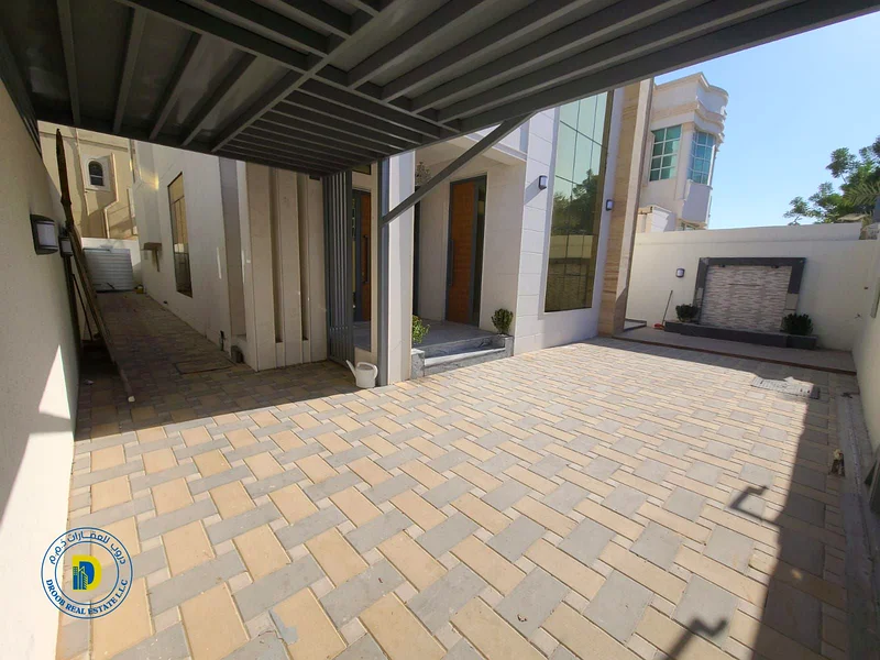 For sale, a luxurious villa with a large area, 5 rooms, in a very distinguished location in the Al Muwaihat 3 area, Ajman, at a very special price63870977546882113