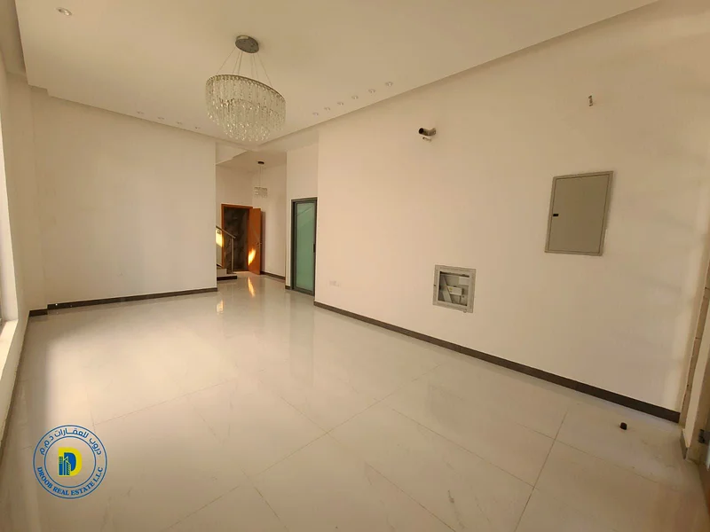For sale, a luxurious villa with a large area, 5 rooms, in a very distinguished location in the Al Muwaihat 3 area, Ajman, at a very special price63870977546882114