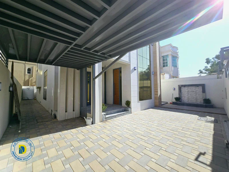 For sale, a luxurious villa with a large area, 5 rooms, in a very distinguished location in the Al Muwaihat 3 area, Ajman, at a very special price63870977546882112