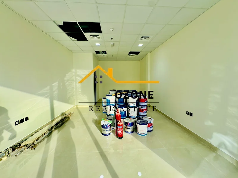 Prime location _shop available for your good business63622988047745114