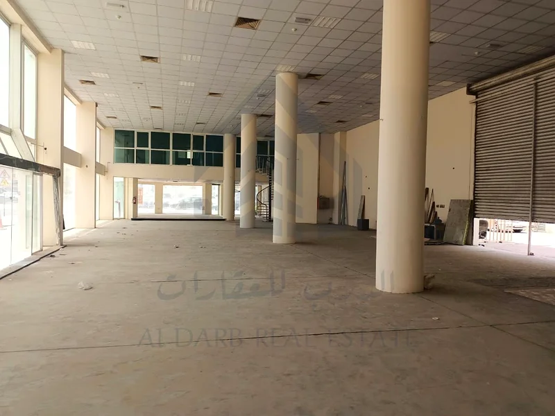 معرض تجاري متكامل بالكامل للإيجار على الشارع الرئيسي في المنطقة الصناعية الثانية | ميزانين + مكتب63622816403073113