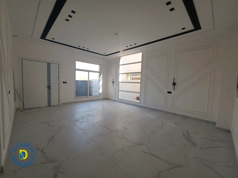 For sale, a modern villa with 5 rooms and a roof on a main street in the Al-Helio 2 area, super deluxe finishing, freehold and bank financing63895953713283112