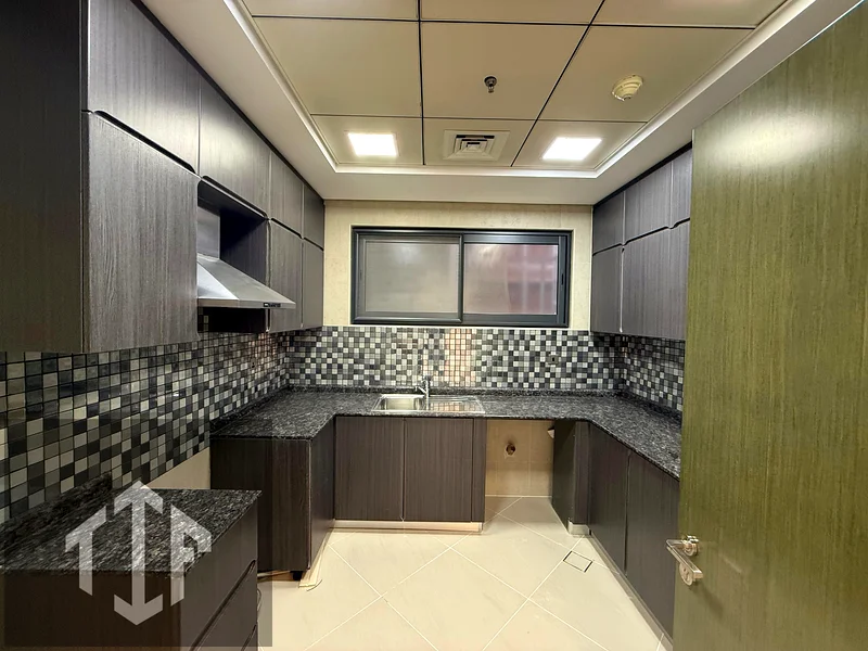 شقة للإيجار في مبنى تريو، البرشا 1 مطبخ مغلق | شاغرة | موقع مميز |63744631873794110