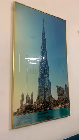 لوحة فنية لبرج خليفة مذهلة مع ايطار المينيوم بلون الذهبي  لا بد من اقتنائه السعر الاصلي 2500 درهم