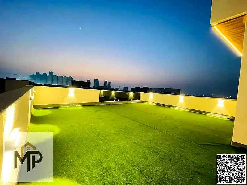 فرصة ذهبية بتشطيبات مميزة وتصميم ممتاز في منطقة الهيليو 2 مقابل مجتمع أزها.63896286426498113