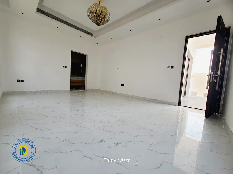 For sale, a 6-room villa with a roof, reg fees, electricity and water, AC in Al-Helio 2 , super deluxe finishing, freehold and bank financing63895953705602114
