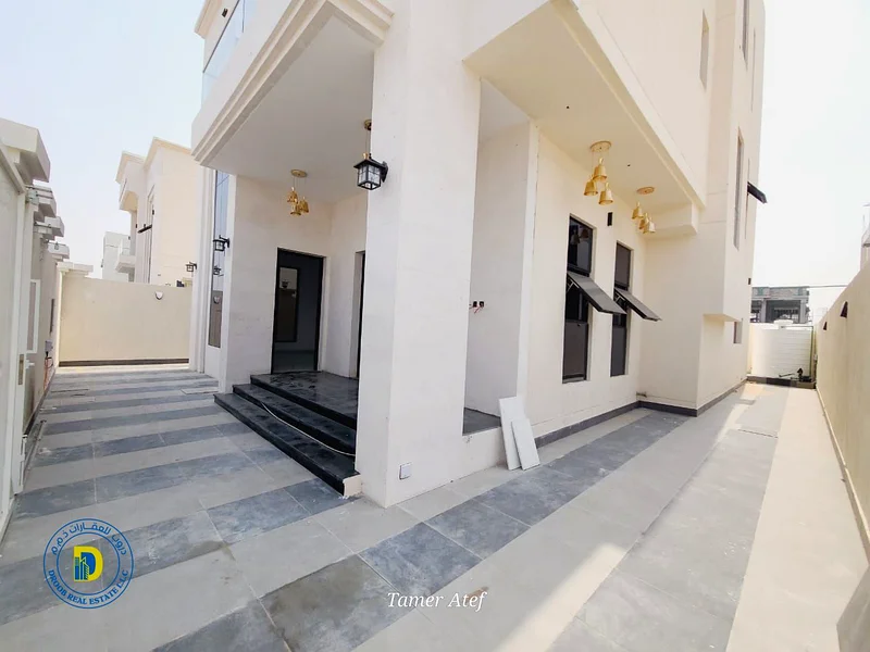 For sale, a 6-room villa with a roof, reg fees, electricity and water, AC in Al-Helio 2 , super deluxe finishing, freehold and bank financing63895953705602111
