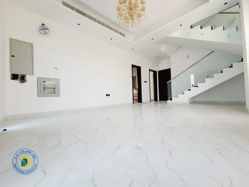 For sale, a 6-room villa with a roof, reg fees, electricity and water, AC in Al-Helio 2 , super deluxe finishing, freehold and bank financing63895953705602112
