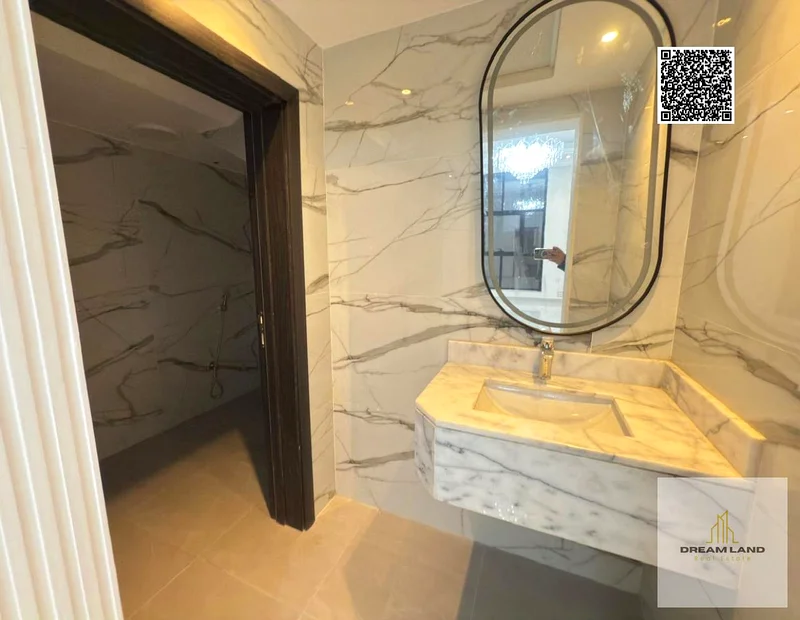 For sale, a villa in a prime location, 5 rooms, at a negotiable price, including registration fees and freehold ownership.63896859893505114