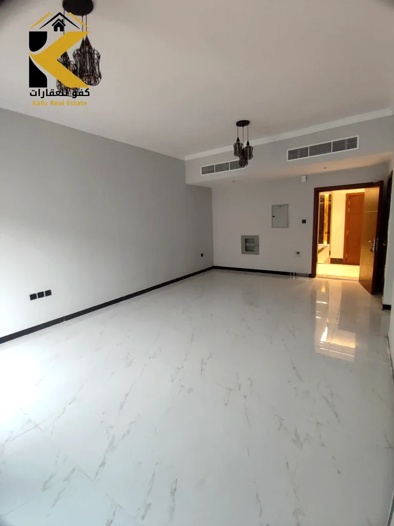 شقة جديدة بالكامل من غرفة نوم واحدة مع صالة وتشطيبات فاخرة في موقع متميز63711781206787110