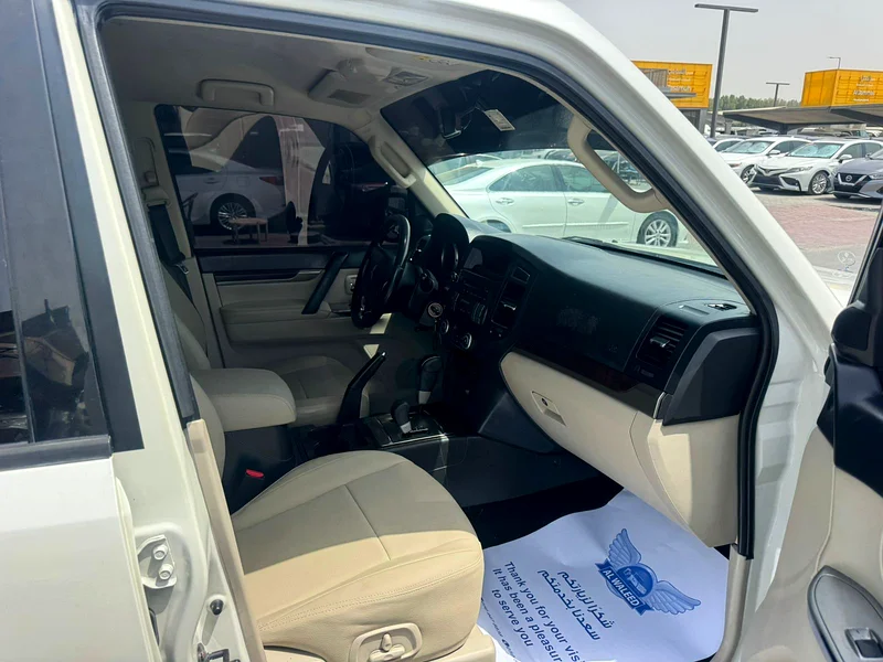 Mitsubshi pajero 2013 fullopshin white color GCc calen car63489196669059114