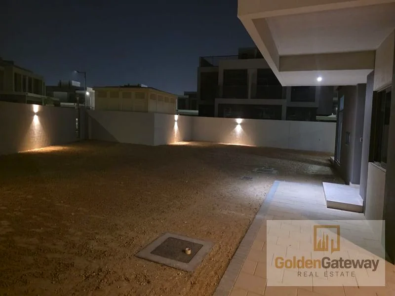 قطعة فريدة وكبيرة في الزاوية | جديدة بالكامل | غرفة خادمة63751406886786110