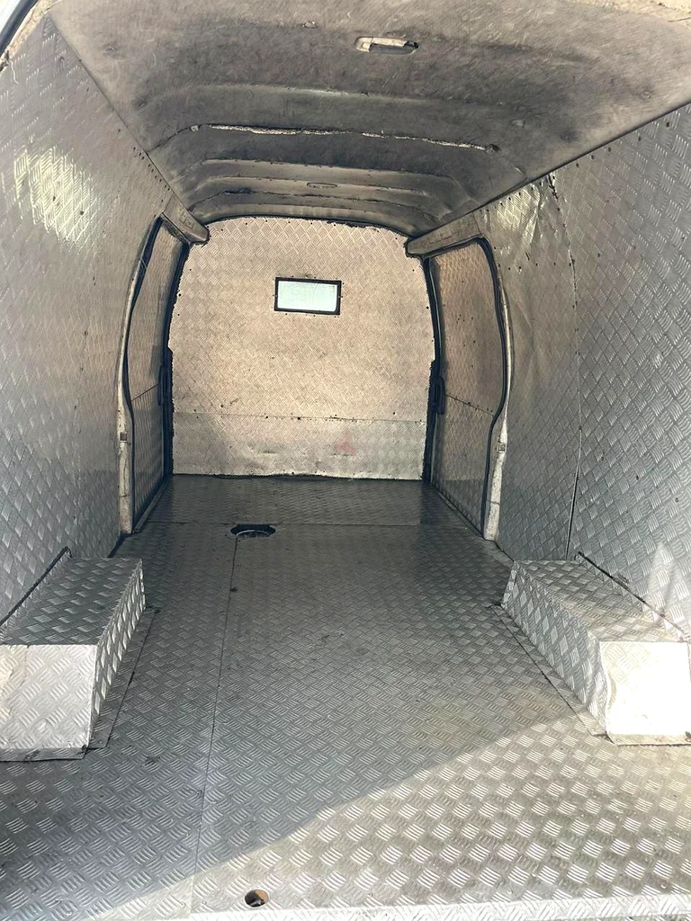 Toyota hiace ( Cargo Van )63484347837825112