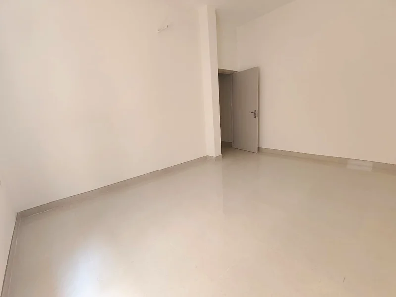 شقة جديدة بالكامل بغرفة نوم واحدة ومكيف مركزي في مبنى عائلي بالقرب من مطعم تشيناي بسعر 31 ألف63703083389955113