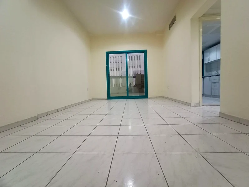 شقة واسعة بغرفة نوم واحدة مع شرفة بسعر 34 ألف فقط قرب حديقة النهدة في النهدة الشارقة63707049881601110