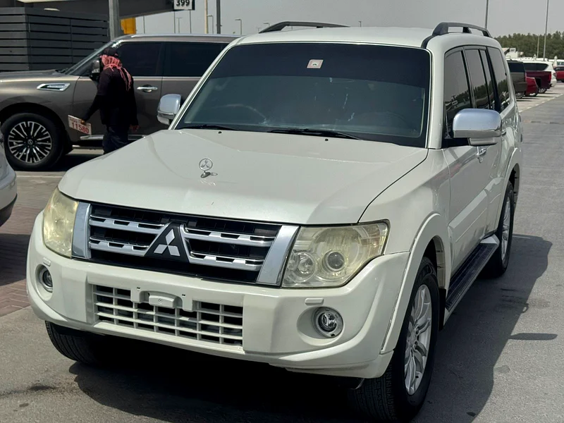 Mitsubshi pajero 2013 fullopshin white color GCc calen car63489196669059111