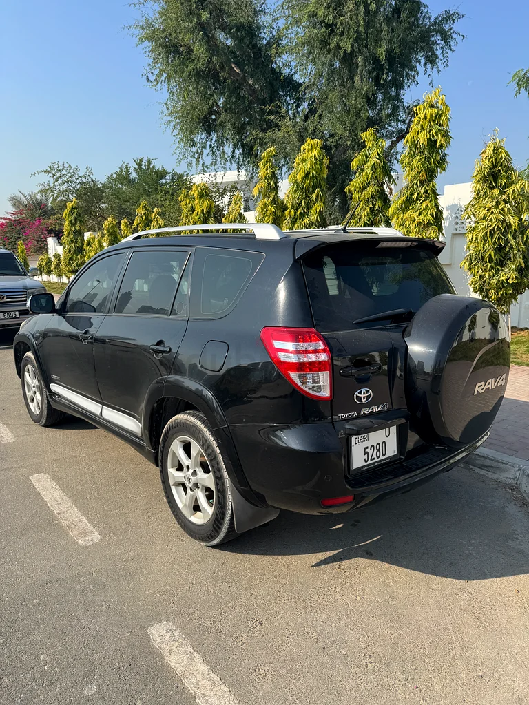 Toyota RAV4 2012GCC AWD Limited Top option sunroof service history from ALFUTTAIM single lady driven63484694392450111