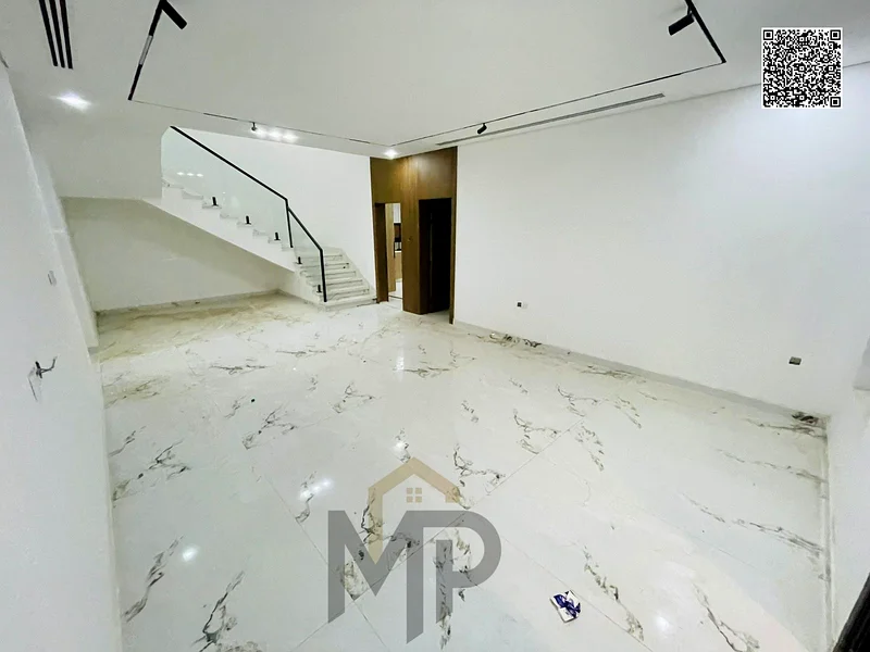 For sale, a corner villa in Al Helio 2 - Ajman, directly from the owner, in a prime location and excellent area. Registration fees included.63896979899137113