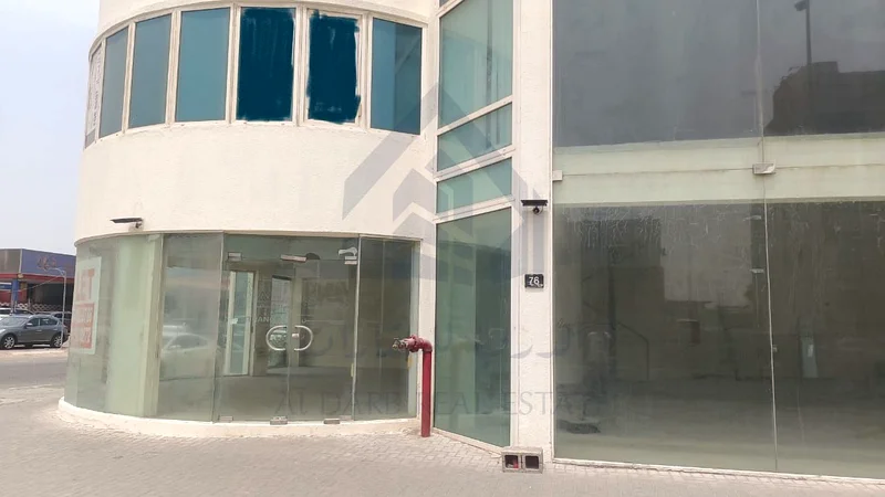 محل تجاري للإيجار في الزاوية على الشارع الرئيسي في المنطقة الصناعية الثانية | ميزانين + مكتب63622816412803111