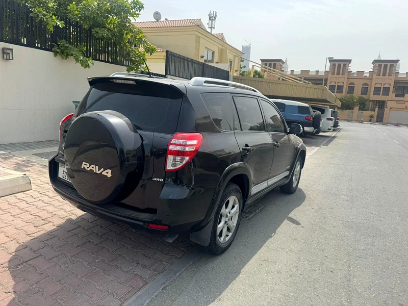 Toyota RAV4 2012GCC AWD Limited Top option sunroof service history from ALFUTTAIM single lady driven63484694392450114