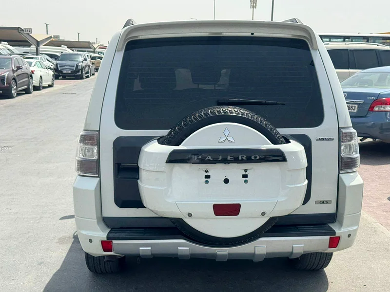 Mitsubshi pajero 2013 fullopshin white color GCc calen car63489196669059113