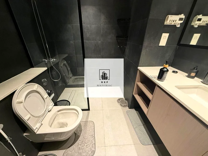 شقة فاخرة واسعة ومفروشة بالكامل بغرفة نوم واحدة مع شرفة وحمامين63705964936321111
