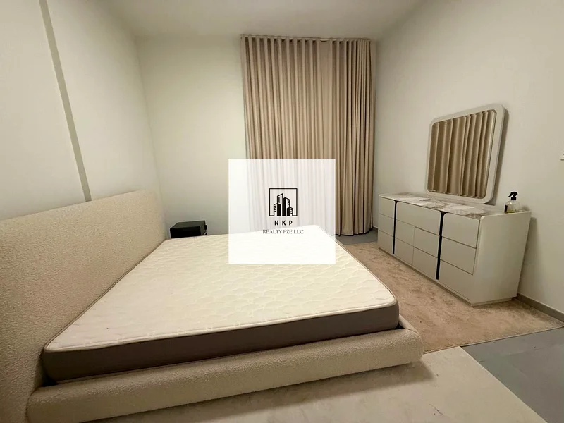 شقة فاخرة واسعة ومفروشة بالكامل بغرفة نوم واحدة مع شرفة وحمامين63705964936321114