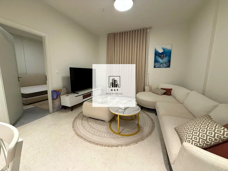شقة فاخرة واسعة ومفروشة بالكامل بغرفة نوم واحدة مع شرفة وحمامين63705964936321110