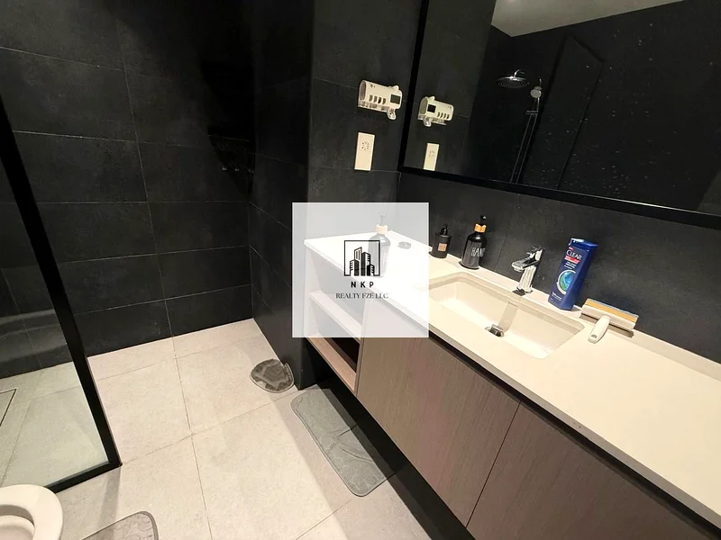 شقة فاخرة واسعة ومفروشة بالكامل بغرفة نوم واحدة مع شرفة وحمامين63705964936321112