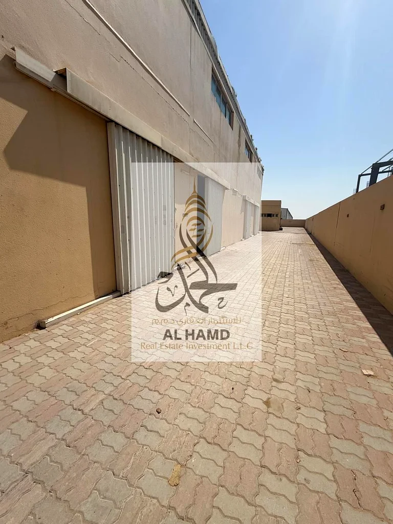 للبيع مباشرة من المالك في مجمع صناعي مبنى G+m+2 وشيد على طريق أم الثوب الجديد الصناعي 80000 قدم مربع63822714717442113