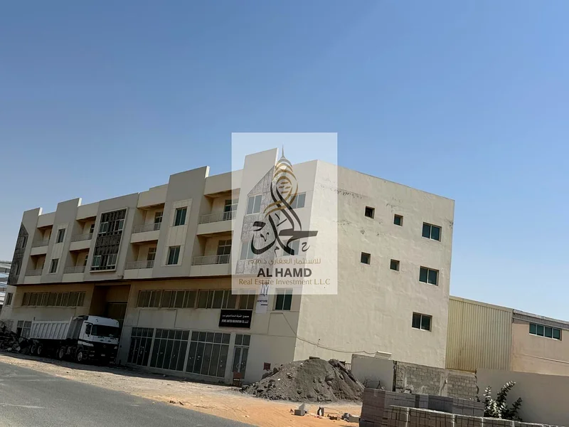 للبيع مباشرة من المالك في مجمع صناعي مبنى G+m+2 وشيد على طريق أم الثوب الجديد الصناعي 80000 قدم مربع63822714717442112