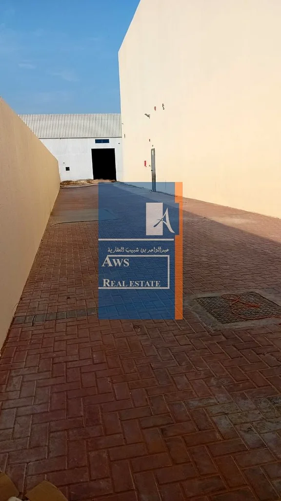 محل تجاري واسع وحديث - حتى 12000 قدم مربع - في أم القيوين63623065384195114